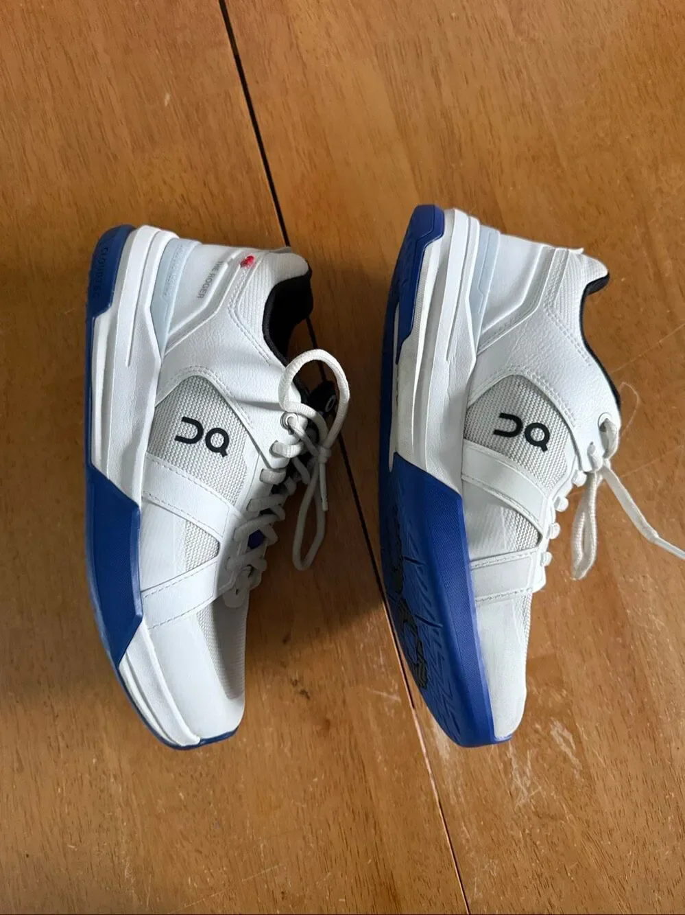 On Cloud On The Roger Advantage Tennis Shoes White Blue Women’s Size 7